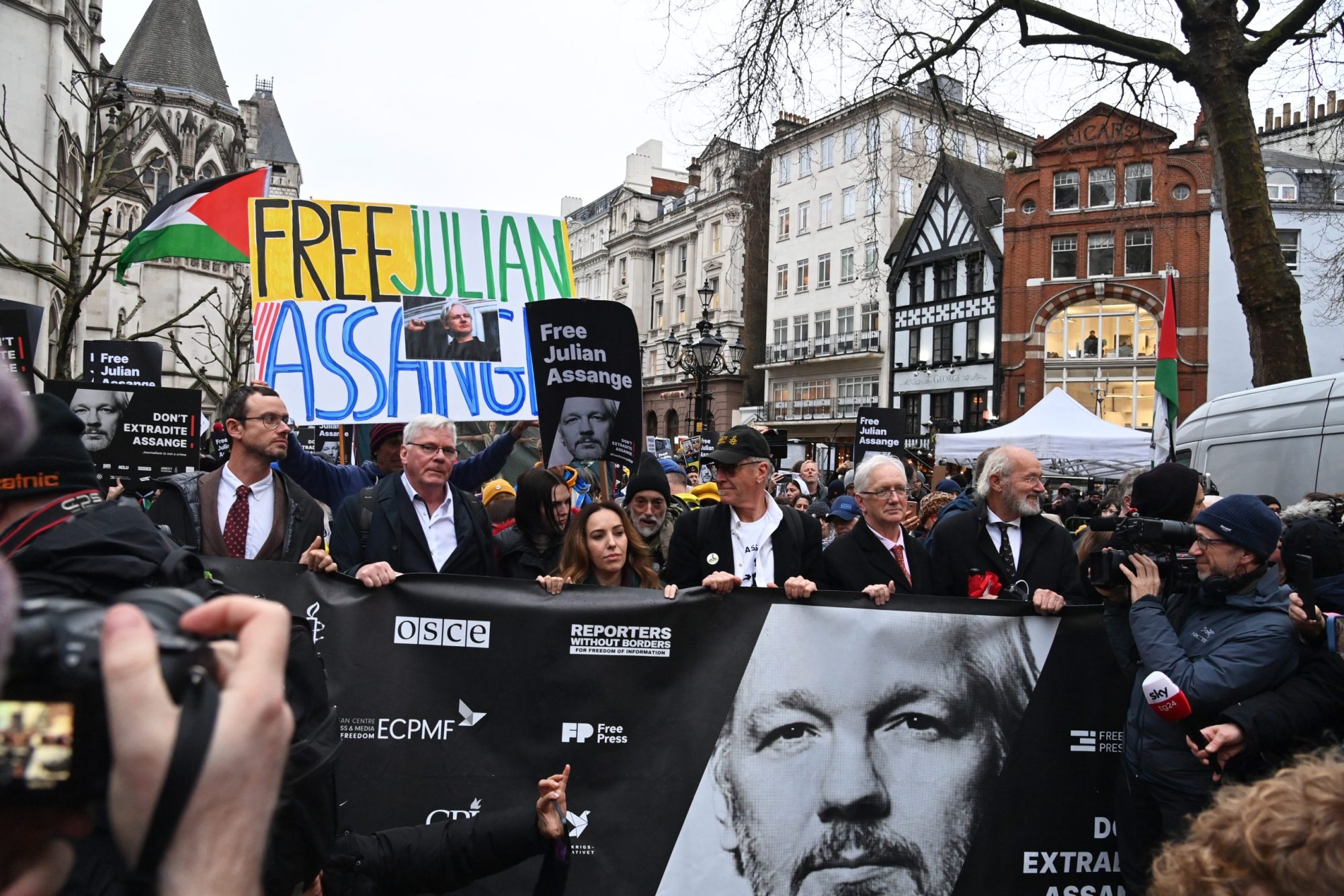 (L-R) Gabriel Shipton, protester, Stella Assange, Ben Westwood, protester, Craig Murray and John Shipton attend the rally for Julian Assange on February 21, 2024 in London, England. Photo by Dave Benett/Dave Benett/Getty Images